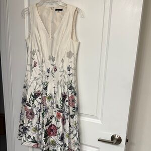 Tommy Hilfiger offwhite Sleeveless floral,V-Neck very flattering Sundress size 8